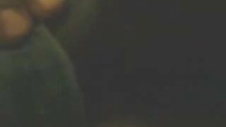 ম্যাসেজ রাস্তার মাঝখানে একটি আকর্ষক গ্রাহক লেখা হয়েছে ইংলিশ সেক্সি বিএফ